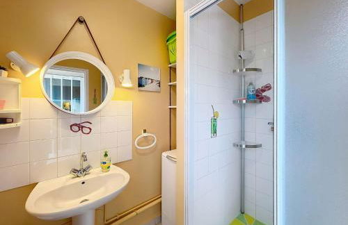 Maison rénovée, à 300m de la plage et proche commerces, avec terrasse et jardin, tout confort - FR-1-361-131 - Photo 12