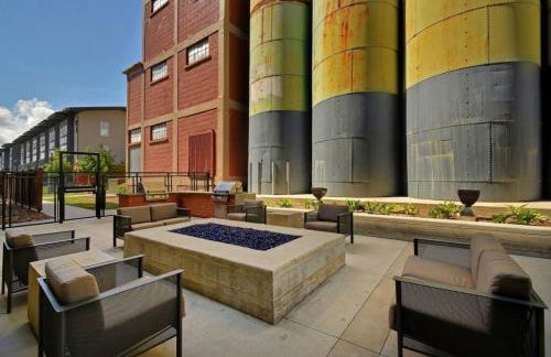 2BR Airy Getaway Near Downtown Pool Gym - Foto 30