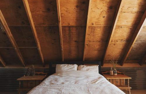 Secluded rustic 3-bedroom cabin on private land - Photo 11