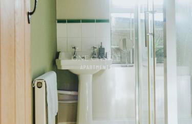 Exclusive Deals l Last-Minute Specials l Free Parking I Short term Booking l Garden I Sleeps Up to 6 l 3 Bed & 2 Bath I One Castle Apartments Short-lets and Serviced Accommodation - Photo 36