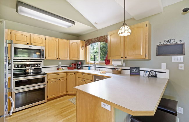 Parkside Gardens | Shady Private Yard W/ Hot Tub! - Foto 9