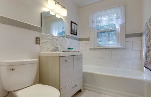 Dock and Views Lakefront Family Home in Conover! - Foto 24