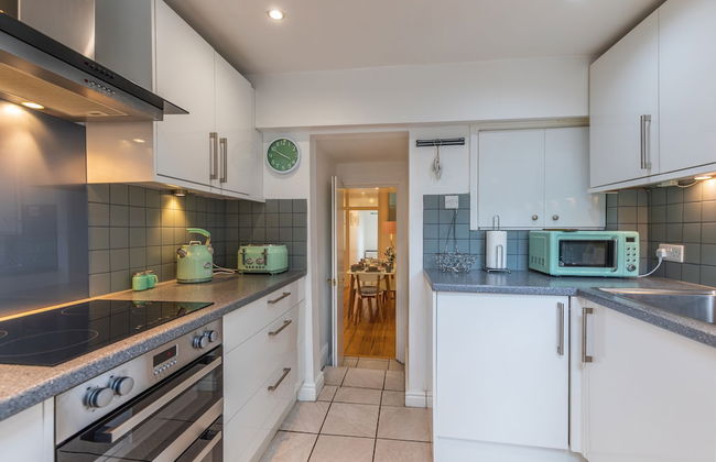 Seafront Apartment Private Garden & Free Parking - Foto 8