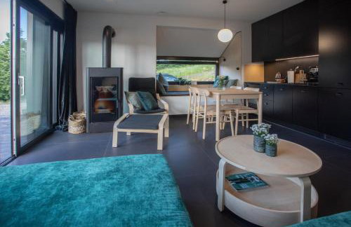 Czarny domek w górach - Foto 5