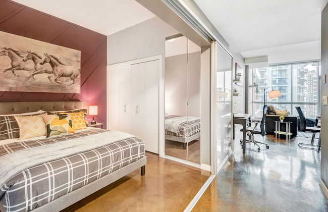 Downtown Condo w Incredible Views and BBQ - Photo 17