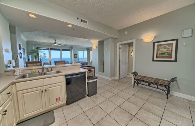 Luxurious Beachfront Condo with Beachside Pool Access and Free WiFi - Unit 1202 by RedAwning - Foto 31