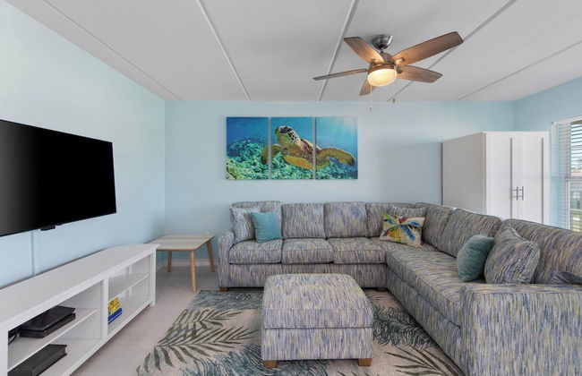 Modern Retreat, Block to Beach w Pool & Balcony - Foto 9