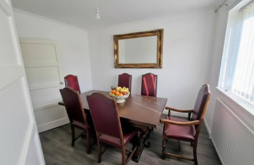 Park Road Retreat - Large 4 Bed Home with Ample Parking! - Foto 6