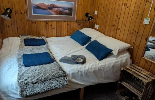 Belle 2 bedroom log cabin with hot tub, forest and loch - Foto 32