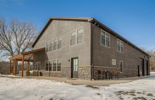 Patio and Fishing Pond! Modern Barndominium Near KC - Foto 1