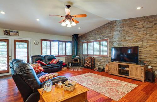 Cozy Mi-Wuk Village Cabin with Deck! - Foto 4