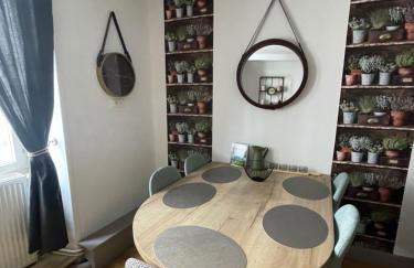 Liberté et Confort, appartement entier, moderne avec 2 chambres et cuisine équipée au coeur de Semur - Foto 1