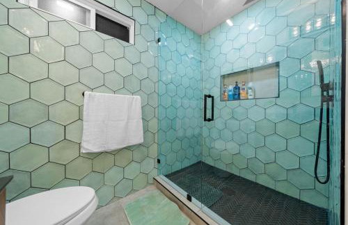 Entire Private Home with 4 Bedrooms 3 Bathrooms, Big Yard, View, , King Bed, 10 Parking, Available Now - Foto 17