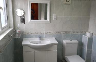 Central to town, 4 bedrooms, sleeps 8, parking for 4 plus cars - Foto 14