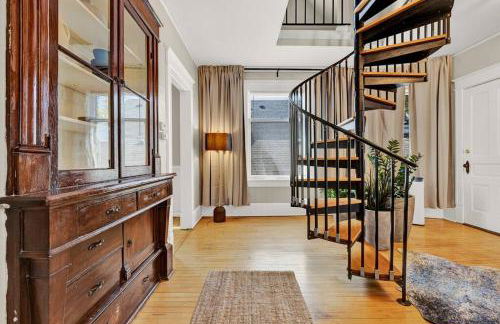 NEW! Fun & style Eastside MKE Best Day Townhouse - Foto 21