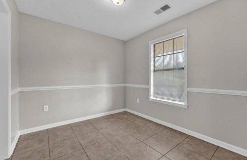 Glamorous 3BR 2BA house w/ large fenced backyard - Foto 40