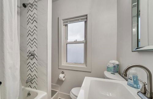 Game Room and Backyard Modern Altoona Home! - Foto 19