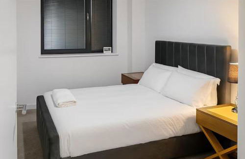 Modern 2 Bed Flat with parking Next to Basildon Station - Foto 1