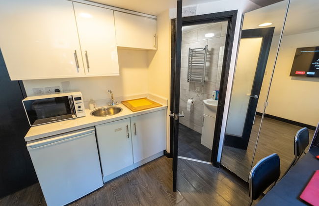 Large Studio 10 Minute Train Journey to the City! - Photo 5