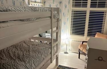 Tenby Victorian Villa with parking, pets allowed - Photo 36