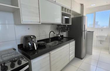 VISTA MAR DESLUMBRANTE, apto novo e moderno, a uma quadra da praia, prédio com piscina, quartos com ar condicionado, roupas de cama e banho, redes de proteção, TV 65, Wi Fi, Sky, cadeiras de praia, churrasqueira elétrica, portaria 24 horas e 2 garagens - Photo 10