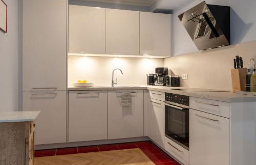 CLS Zentrale City-Wohnung in Hamburg mit E-Laden und Tiefgarage, Klimaanlage, gratis WLAN, Smart TV, großer Balkon, Nespresso Maschine inklusive Kapseln, Blick über Hamburg, Parkplatz, Cafe im Haus, Bushaltestelle direkt gegenüber, Flex Check In - Foto 7