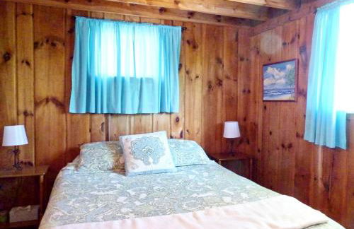 Rustic Cabin Rental on a Wildlife Sanctuary in Manistee, Michigan - Foto 6