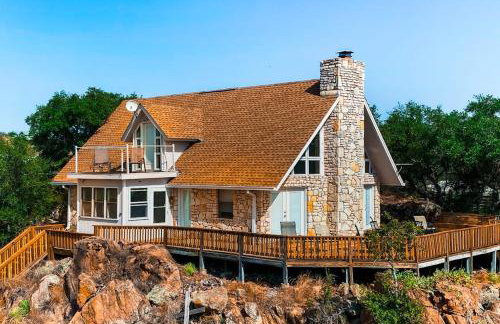 Lovely 2-Story Home with Upper & Lower Decks, Gorgeous Lake & Hill Country Views - Foto 2