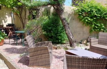 Le Logis des Remparts à l'intérieur de la Cité médiévale, Jardin privé, Parking inclus - Foto 11