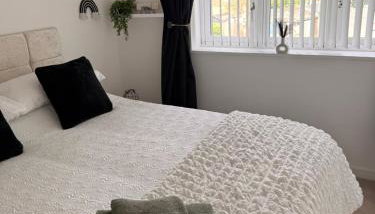 Stay solihull 5 mins to NEC and AIRPORT SLEEPS 6 contractor friendly 3 bathrooms driveway parking 3 - Foto 2