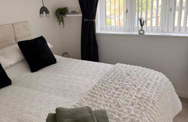 Stay solihull 5 mins to NEC and AIRPORT SLEEPS 6 contractor friendly 3 bathrooms driveway parking 3 - Foto 2