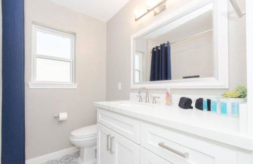 Bay Breeze Escape - 3BR Home with Game Room, Huge Backyard, Patio & Minutes from Boardwalk - Foto 30