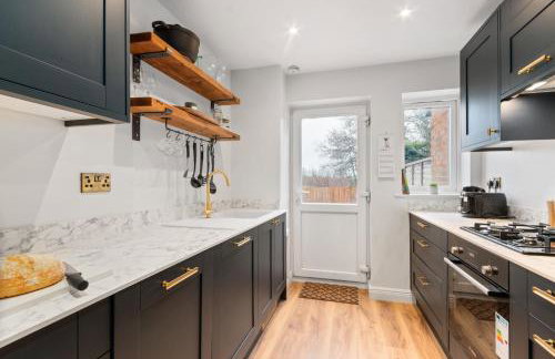 Marlow - Three Bedroom House - Parking - Photo 5