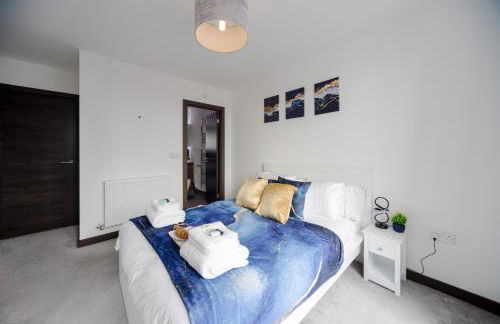 Step Free 2 Bed 2 bath Oasis FlatIClose to David Lloyd Gym with Fully Equipped Kitchen& Parking in DartfordIMins from station and 45 mins into Central London - Photo 35
