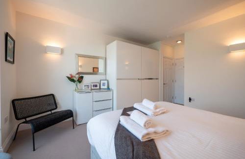 Riverside Apartment with Stunning Views & Patio - Foto 19