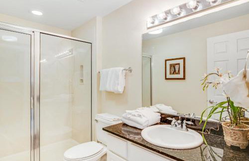 High-rise condo with pool & ocean views - walk to the beach - Foto 22