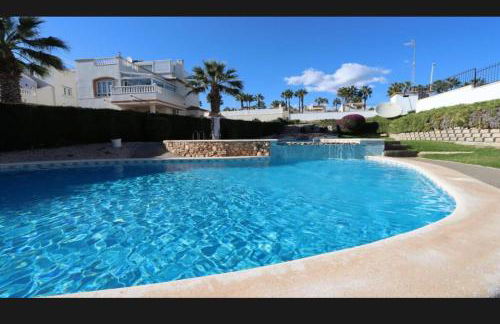 Modern, lovely, poolside 2 bedroom apartment - Foto 3