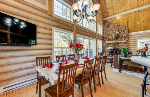 Secluded Log Cabin with Game Room and Forest Views - Foto 8