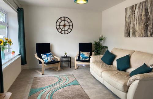 Modern Family Home with Off-Road Parking - Foto 6