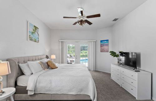 Tranquil & Spacious Family Retreat Swimming Pool - Foto 20