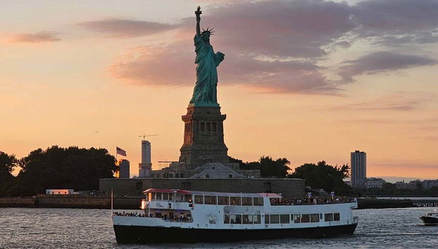 Cruzeiro noturno por Manhattan e pela Estátua da Liberdade - Foto 3
