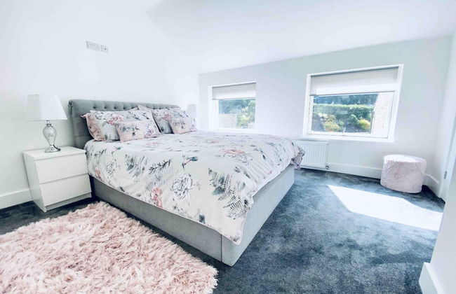 Exclusive 4-bed House 10 Minutes From Newcastle - Photo 3