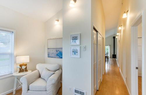 Steps to Beach! Airy Coastal Escape with Deck - Foto 19