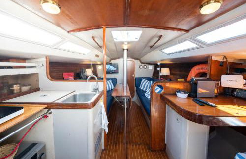 Sleep aboard a beautiful sailboat in Lisbon - Marina Parque das Nações - Foto 7