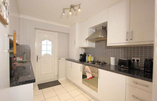 Stunning 3 Bedroom 2 Bathroom Bungalow by CozyNest - Photo 5