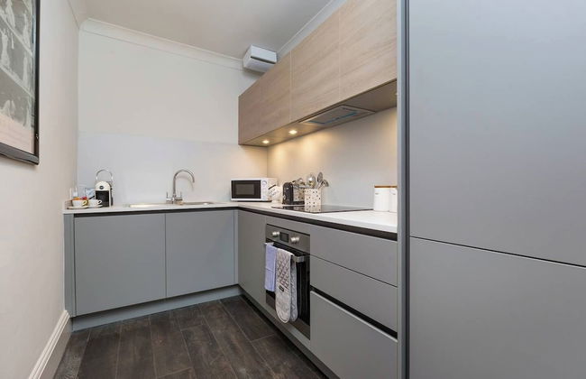 JOIVY Iconic Cockburn Street 4 Bedroom Apartment: Heart of Old Town - Foto 71