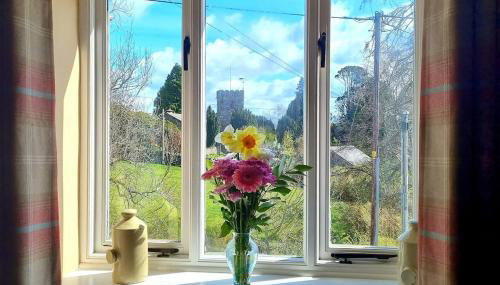 Horse & Farrier Pub - Photo 3