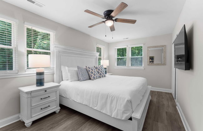 Fireside Fun by Avantstay Sleeps 18 Waterfront + Pool - Foto 10