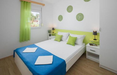 Awesome Home In Tinjan - Foto 5