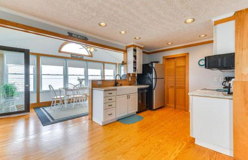 Riverfront Colonial Beach Home with Private Beach! - Foto 9